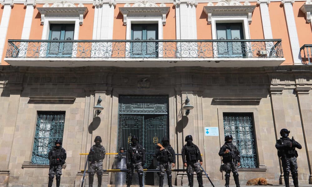 Fotografía de archivo de policías que custodian el palacio de Gobierno, en La Paz (Bolivia), luego que un grupo de militares fuertemente armados, liderados por el destituido y capturado jefe militar Juan José Zuñiga, se tomaron la plaza Murillo frente a la sede del Ejecutivo en la ciudad de La Paz. EFE/ STR