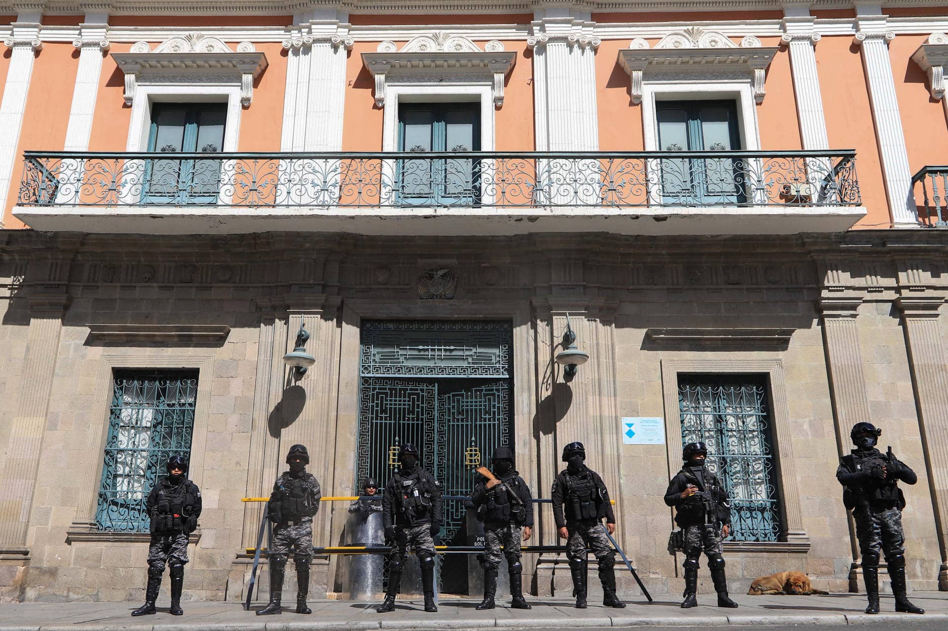 Fotografía de archivo de policías que custodian el palacio de Gobierno, en La Paz (Bolivia), luego que un grupo de militares fuertemente armados, liderados por el destituido y capturado jefe militar Juan José Zuñiga, se tomaron la plaza Murillo frente a la sede del Ejecutivo en la ciudad de La Paz. EFE/ STR