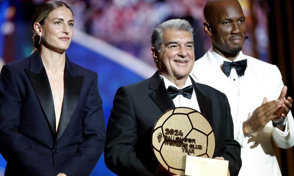 El co-anfitrión Didier Drogba (d) aplaude mientras el presidente del Barcelona Joan Laporta y la centrocampista del Barcelona Alexia Putellas aceptan el premio al Club Femenino del Año 2024 en nombre del equipo durante la ceremonia del Balón de Oro 2024 en el Theatre du Chatelet en París, Francia, 28 de octubre de 2024. EFE/EPA/MOHAMMED BADRA