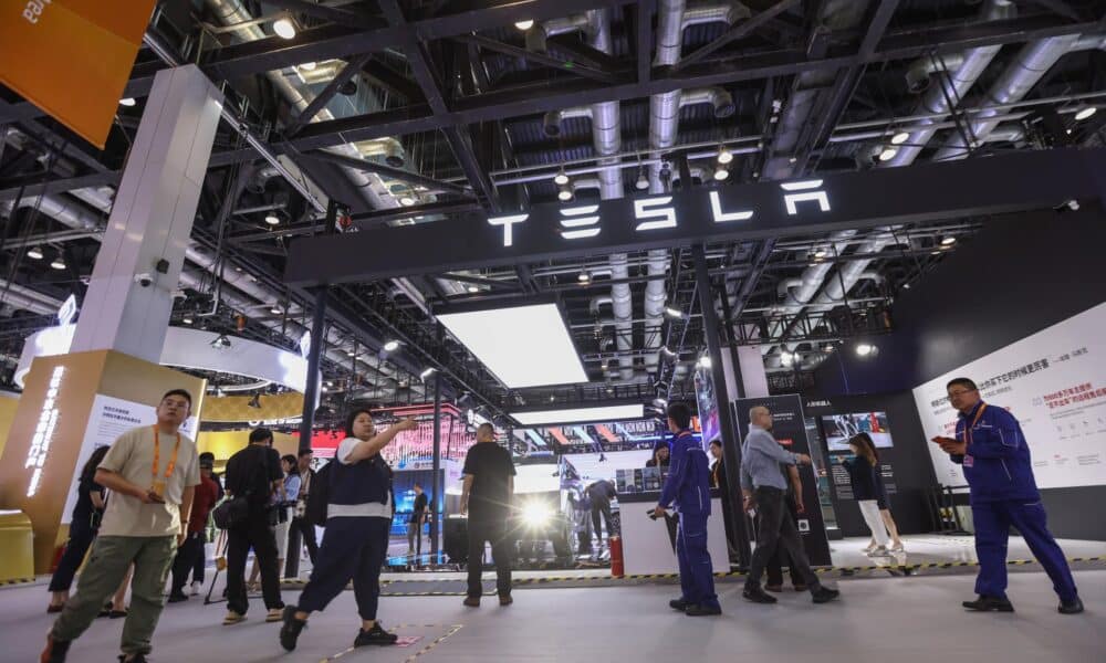 Imagen de archivo de visitantes en el stand de Tesla durante una feria de comercio en China. EFE/EPA/WU HAO