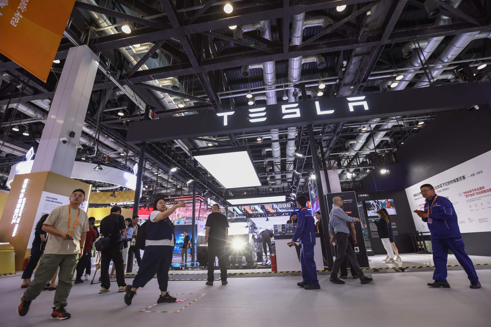 Imagen de archivo de visitantes en el stand de Tesla durante una feria de comercio en China. EFE/EPA/WU HAO