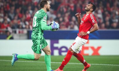 Jan Oblak, portero del Atlético de Madrid, junto a Vangelis Pavlidis (d), del Benfica, en el estadio Da Luz, Lisboa. EFE/EPA/RODRIGO ANTUNES