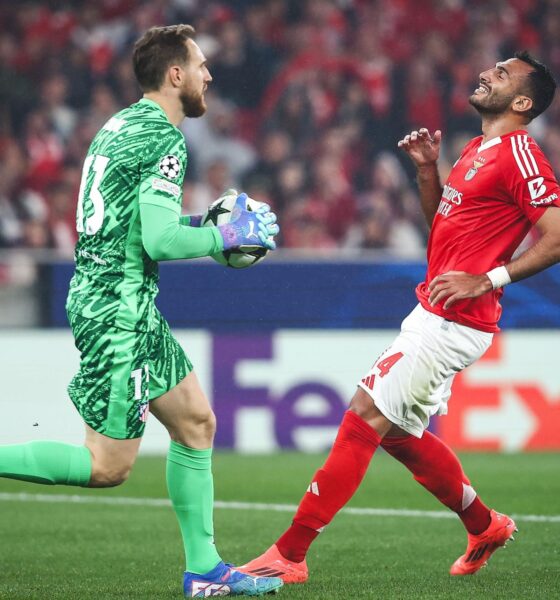 Jan Oblak, portero del Atlético de Madrid, junto a Vangelis Pavlidis (d), del Benfica, en el estadio Da Luz, Lisboa. EFE/EPA/RODRIGO ANTUNES