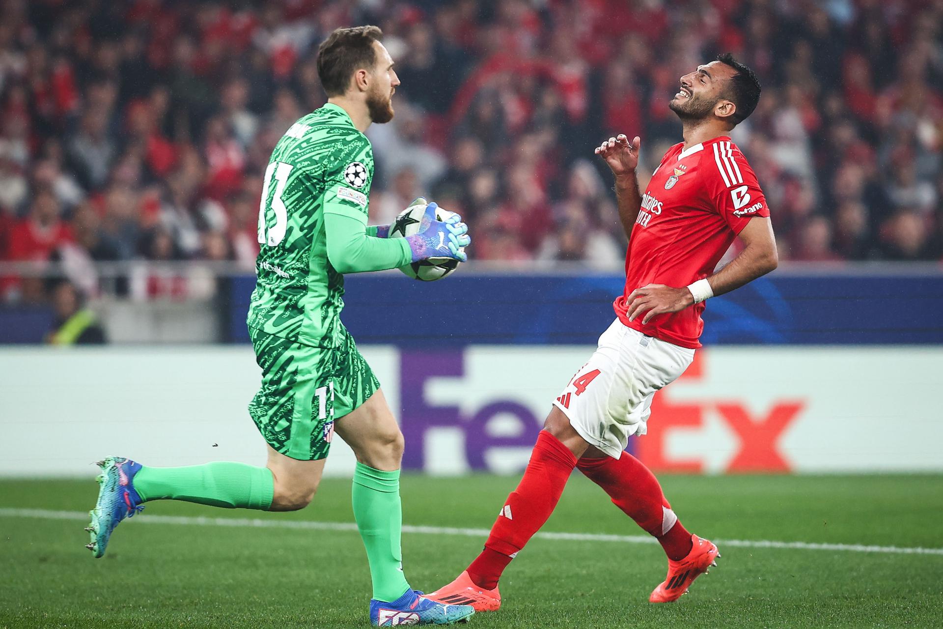 Jan Oblak, portero del Atlético de Madrid, junto a Vangelis Pavlidis (d), del Benfica, en el estadio Da Luz, Lisboa. EFE/EPA/RODRIGO ANTUNES