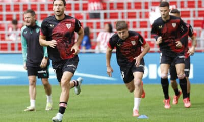 Oscar de Marcos (i, delante), del Athletic Club, calienta antes del partido de LaLiga EA Sports entre el Athletic Club y el Espanyol en el estadio de San Mamés en Bilbao. EFE/ Miguel Toña