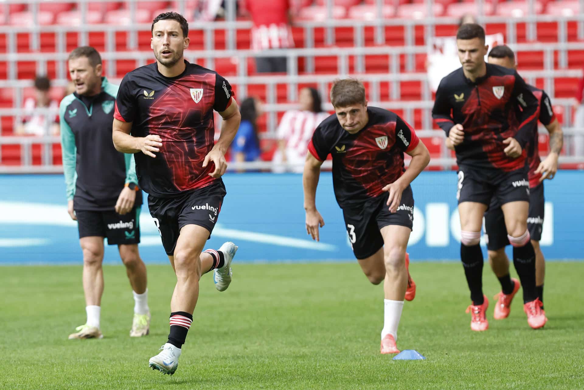 Oscar de Marcos (i, delante), del Athletic Club, calienta antes del partido de LaLiga EA Sports entre el Athletic Club y el Espanyol en el estadio de San Mamés en Bilbao. EFE/ Miguel Toña