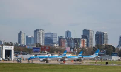 Fotografía que muestra aviones en un área del aeropuerto Jorge Newbery de la ciudad de Buenos Aires (Argentina). EFE/Juan Ignacio Roncoroni