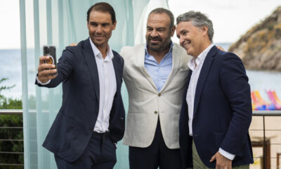 El tenista Rafa Nadal inaugurando un hotel en Tossa de Mar bajo la marca ZEL junto al presidente de los Hoteles Meliá, Gabriel Escarrer, y el CEO de Azora, Javier Arus el pasado día 13 de junio. EFE/ David Borrat