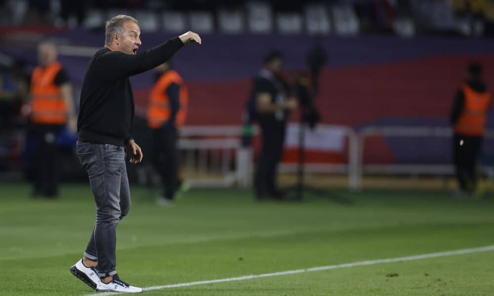 El entrenador del Barcelona, Hans-Dieter Flick, durante el partido de LaLiga que FC Barcelona y Sevilla FC disputan este domingo en el estadio Lluis Companys. EFE/Alberto Estévez