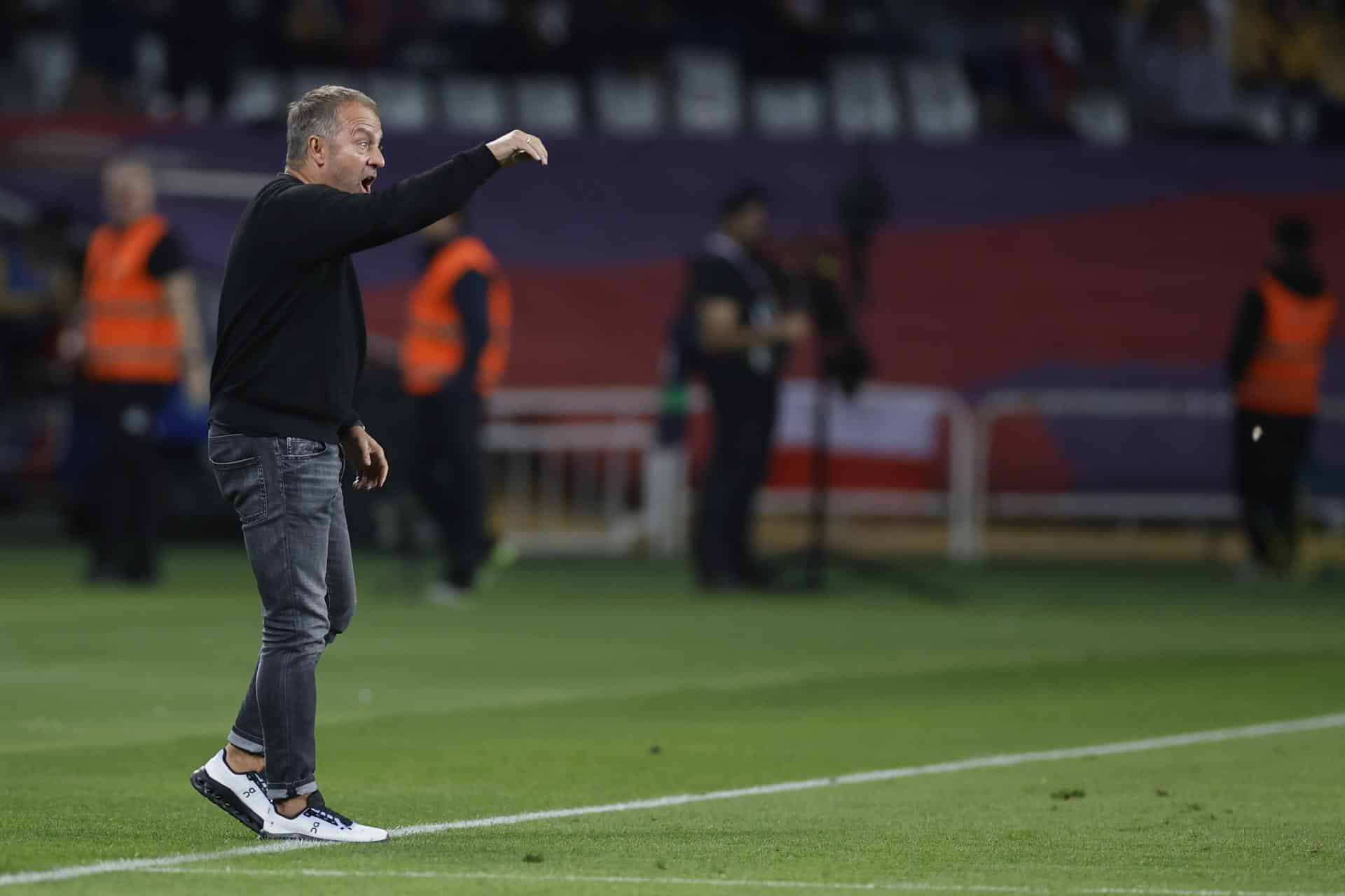 El entrenador del Barcelona, Hans-Dieter Flick, durante el partido de LaLiga que FC Barcelona y Sevilla FC disputan este domingo en el estadio Lluis Companys. EFE/Alberto Estévez