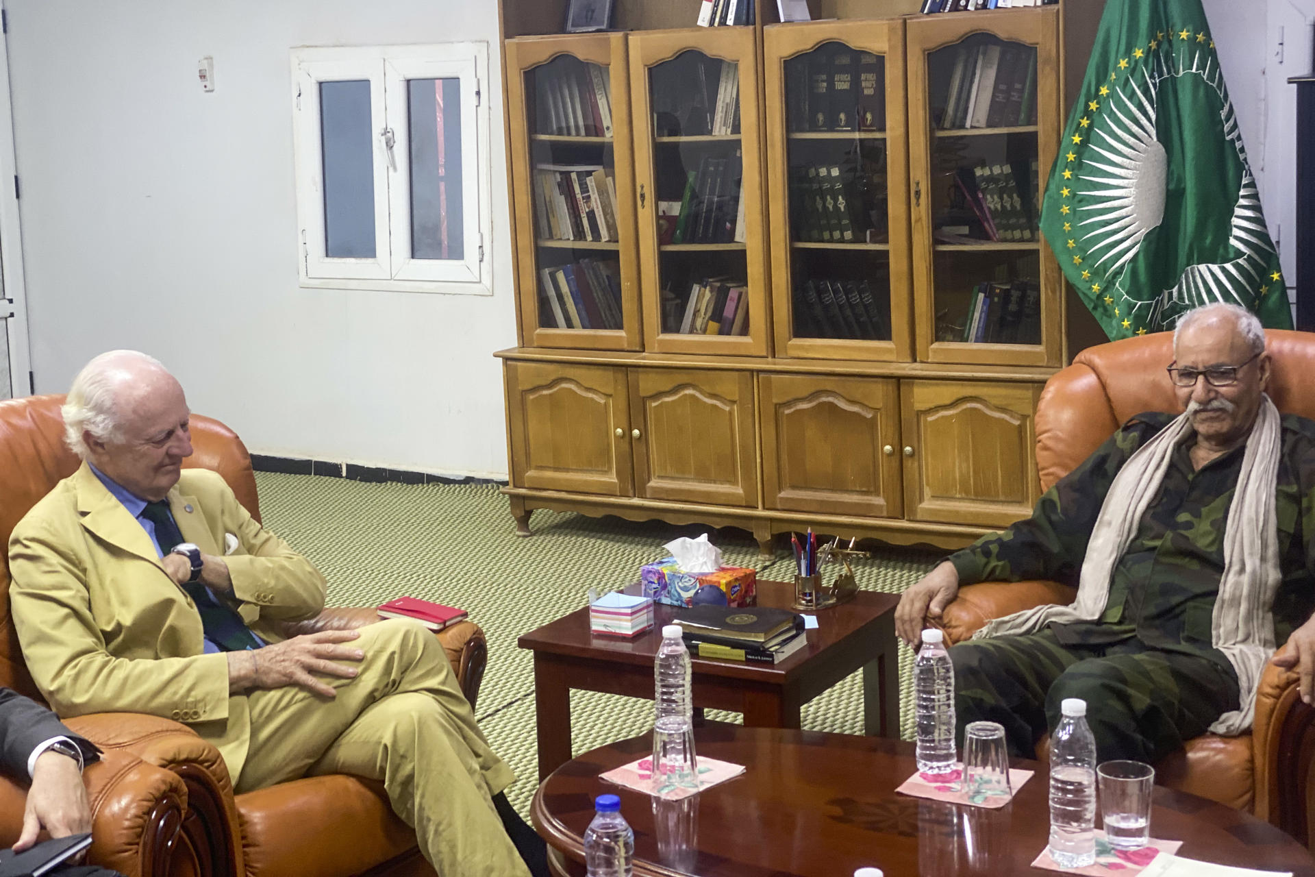 El líder del Frente Polisario recibe este jueves en los campamentos saharauis de Tinduf al enviado personal del secretario general de Naciones Unidas, Stefan De Mistura. EFE/Mahfud Mohamed Lamin Bechri