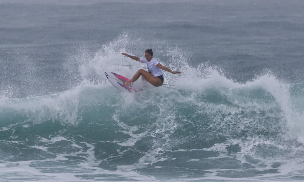 La puertorriqueña Havanna Cabrero compite durante la final de la edición 38 del Corona Pro Surf Circuit en la playa Middles, en Isabela (Puerto Rico). EFE/ Thais Llorca