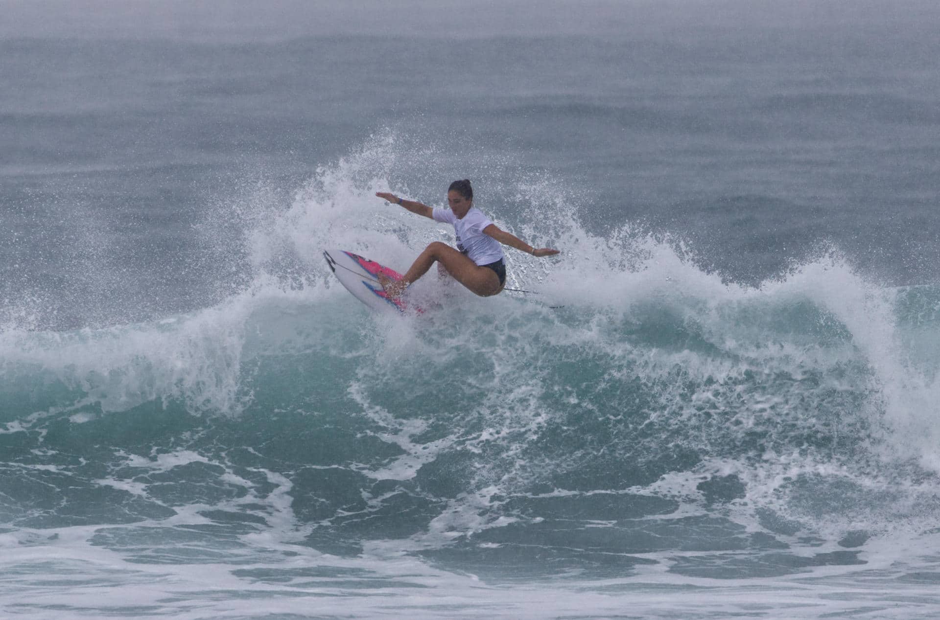 La puertorriqueña Havanna Cabrero compite durante la final de la edición 38 del Corona Pro Surf Circuit en la playa Middles, en Isabela (Puerto Rico). EFE/ Thais Llorca