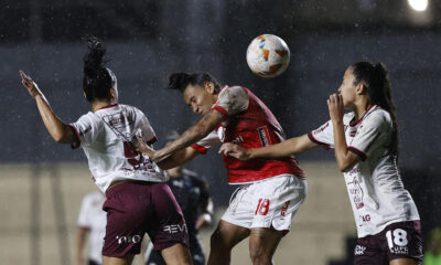 La jugadora de Independiente Santa Fe Wendy Bonilla (c) disputa el balón con Rafaela Soares (d) de Ferroviária este miércoles en partido del cierre del Grupo C de la Copa Libertadores jugado en el estadio asunceno Arsenio Erico. EFE/Juan Pablo Pino