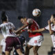 La jugadora de Independiente Santa Fe Wendy Bonilla (c) disputa el balón con Rafaela Soares (d) de Ferroviária este miércoles en partido del cierre del Grupo C de la Copa Libertadores jugado en el estadio asunceno Arsenio Erico. EFE/Juan Pablo Pino