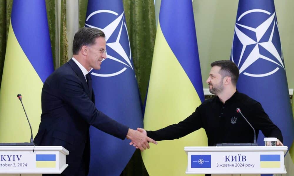 El nuevo secretario general de la OTAN, Mark Rutte (izq.), y el presidente ucraniano, Volodimir Zelenski, se estrechan la mano durante una conferencia de prensa conjunta tras su reunión en Kiev, Ucrania, el 3 de octubre de 2024. EFE/EPA/SERGÉI DOLZHENKO