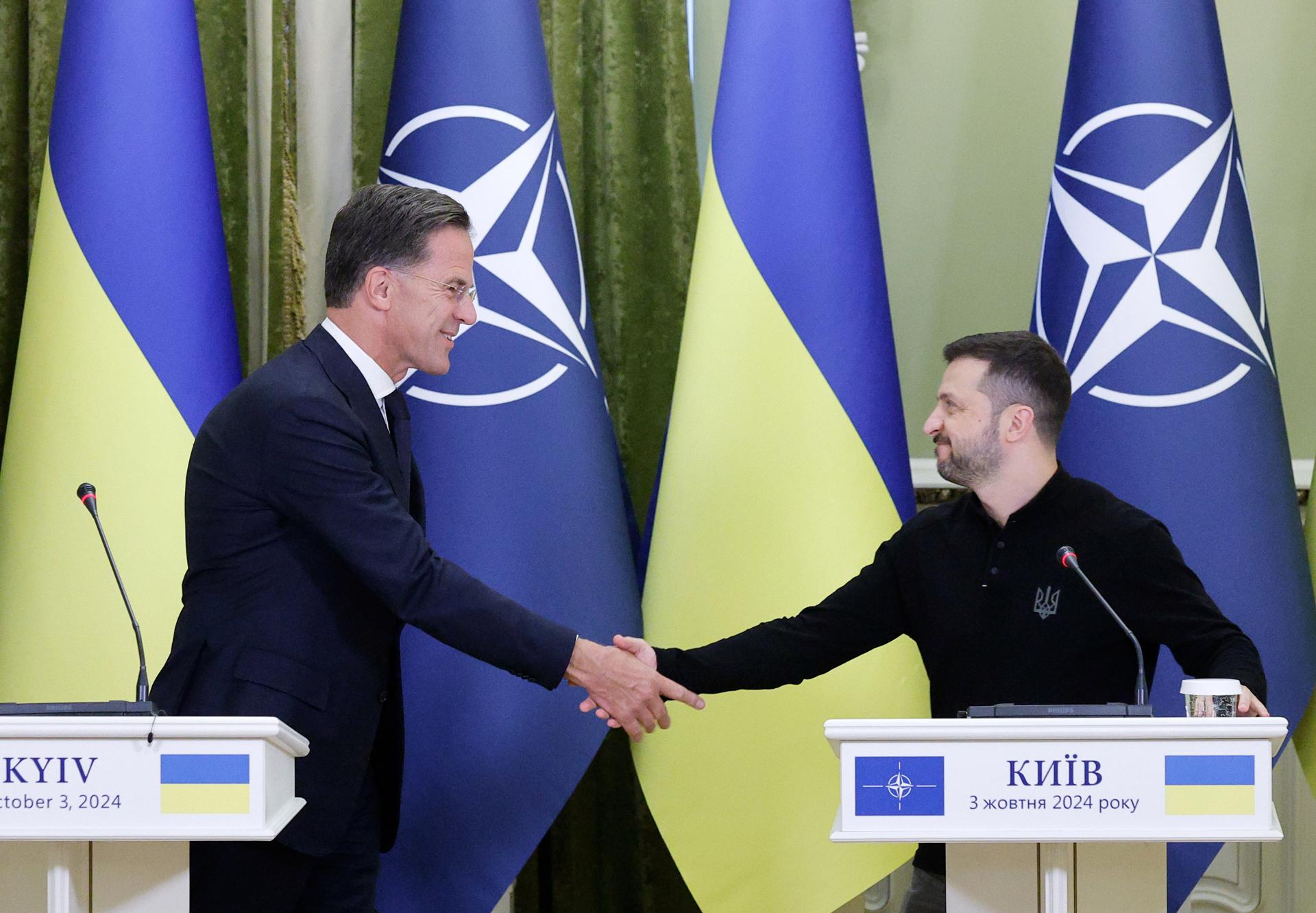 El nuevo secretario general de la OTAN, Mark Rutte (izq.), y el presidente ucraniano, Volodimir Zelenski, se estrechan la mano durante una conferencia de prensa conjunta tras su reunión en Kiev, Ucrania, el 3 de octubre de 2024. EFE/EPA/SERGÉI DOLZHENKO