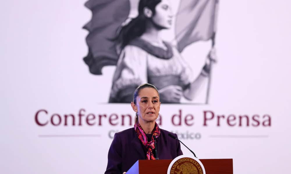 La presidenta de México, Claudia Sheinbaum, habla durante su conferencia de prensa matutina este lunes, en Palacio Nacional de Ciudad de México (México). EFE/Mario Guzmán