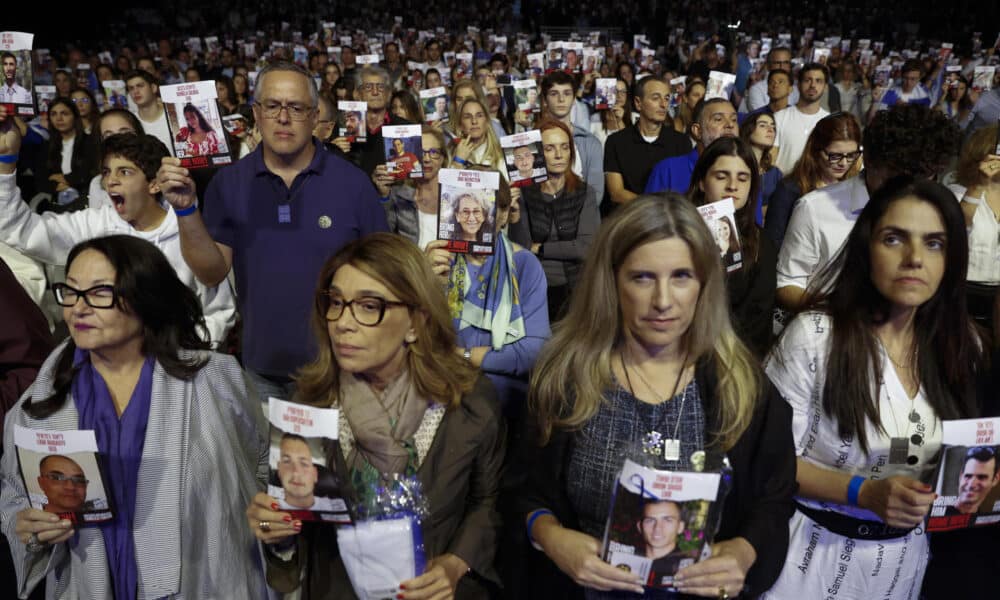 Integrantes de la comunidad judía participan en un homenaje a las víctimas de los ataques de Hamás contra Israel, este 7 de octubre de 2024 en el Clube Hebraica, en la ciudad de São Paulo (Brasil). EFE/ Sebastiao Moreira