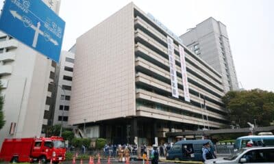 Oficiales de policía y bomberos se reúnen en el lugar donde se arrojó un cóctel molotov ante la sede del gobernante Partido Liberal Democrático en Tokio, Japón, el 19 de octubre de 2024. EFE/EPA/JIJI PRESS JAPAN