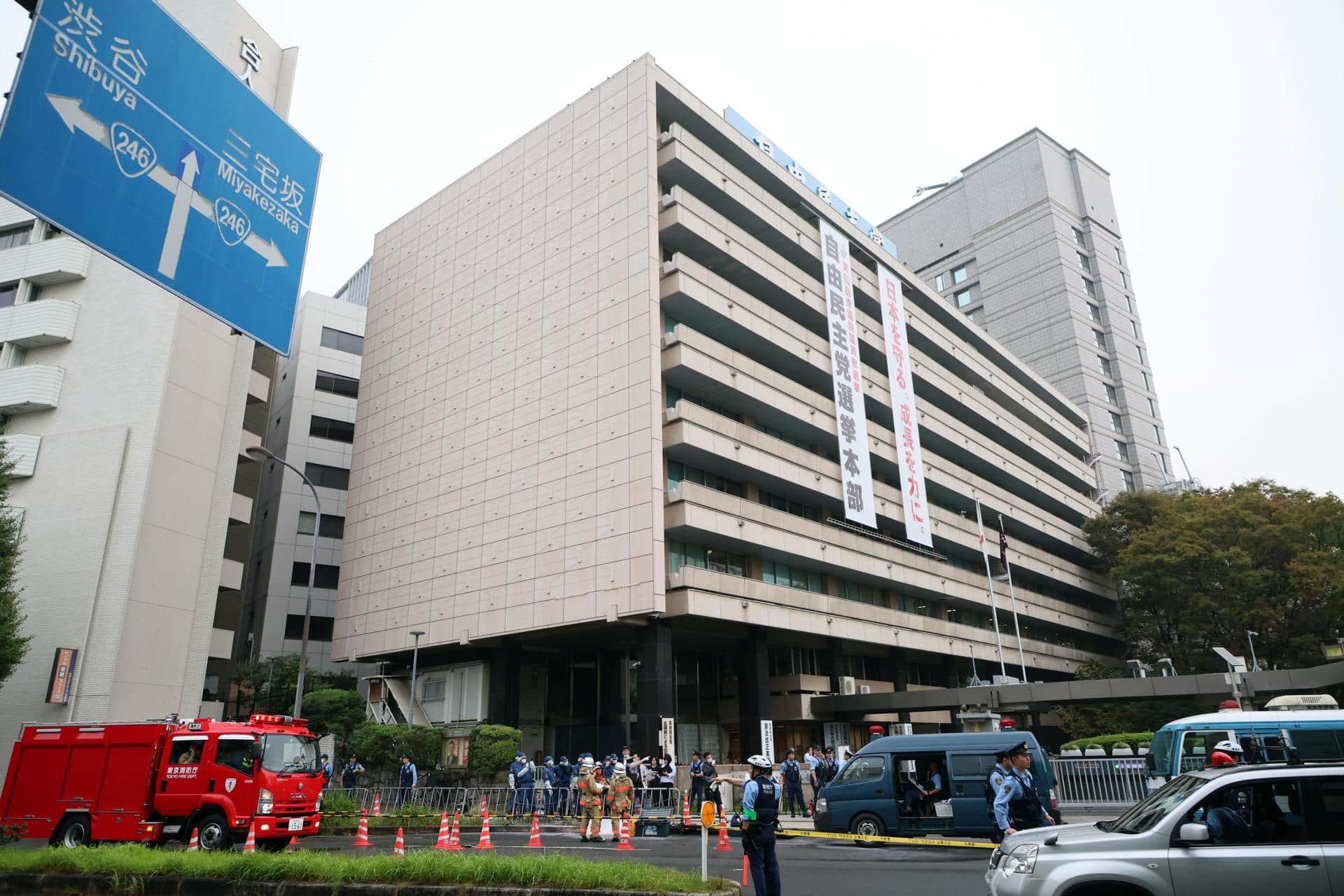 Oficiales de policía y bomberos se reúnen en el lugar donde se arrojó un cóctel molotov ante la sede del gobernante Partido Liberal Democrático en Tokio, Japón, el 19 de octubre de 2024. EFE/EPA/JIJI PRESS JAPAN