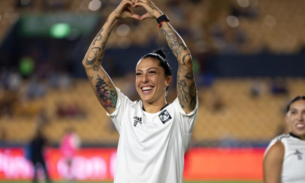 Jennifer Hermoso de Tigres saluda durante un partido en el Estadio Universitario en la ciudad de Monterrey (México). EFE/ Miguel Sierra