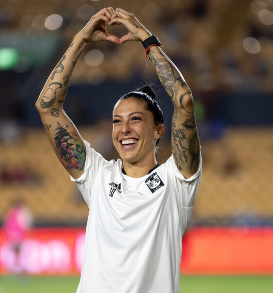 Jennifer Hermoso de Tigres saluda durante un partido en el Estadio Universitario en la ciudad de Monterrey (México). EFE/ Miguel Sierra