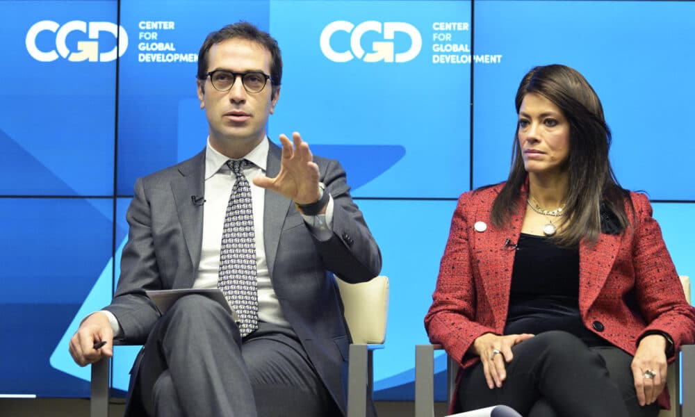 El ministro de Economía, Comercio y Empresa de España, Carlos Cuerpo, habla junto a la ministra de Planificación, Desarrollo Económico y Cooperación Internacional de Egipto, Rania Al Mashat, durante un foro sobre las prioridades de las instituciones de Bretton Woods para la próxima década realizado este miércoles, en el Centro para el Desarrollo Global en Washington (EE.UU). EFE/Lenin Nolly