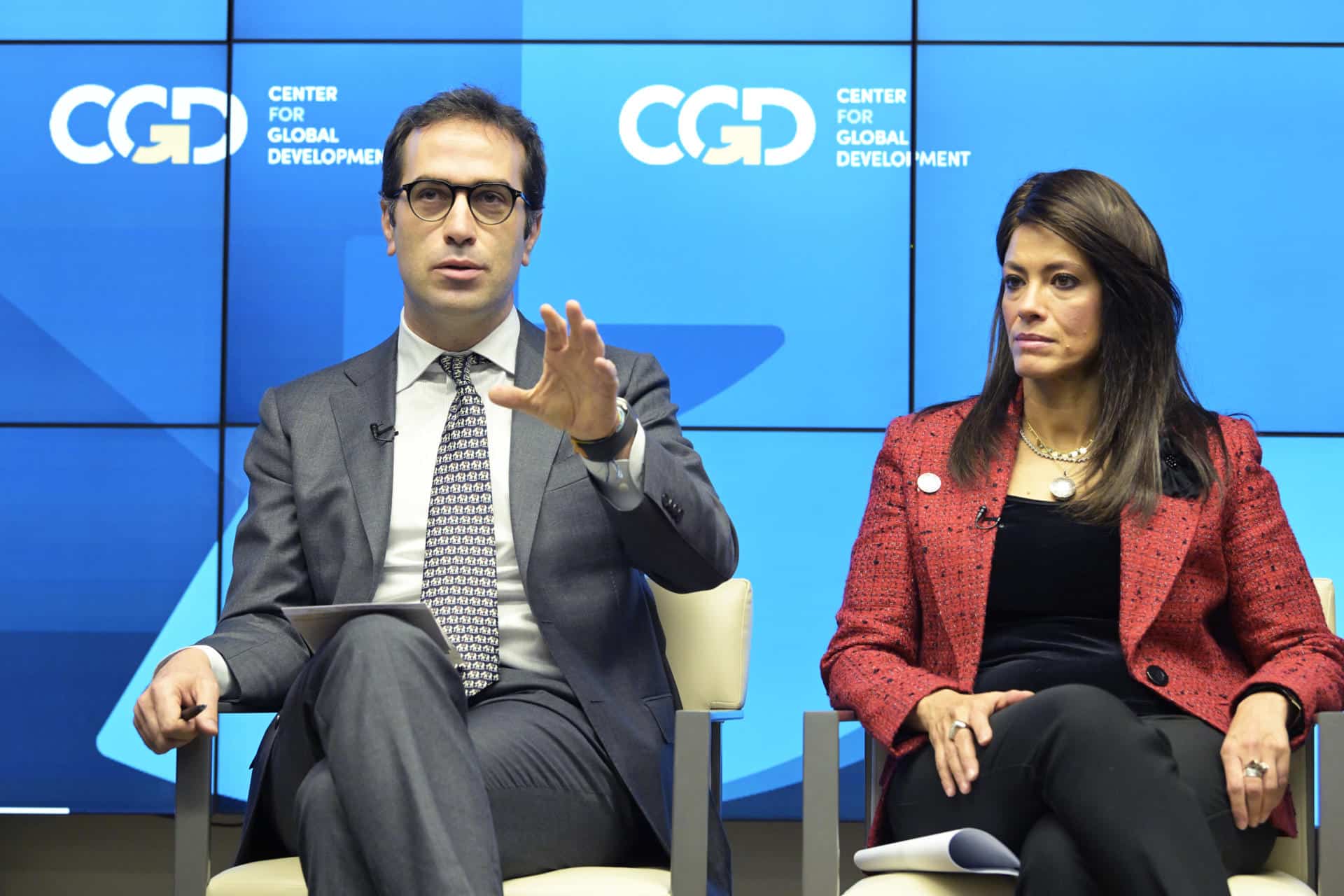 El ministro de Economía, Comercio y Empresa de España, Carlos Cuerpo, habla junto a la ministra de Planificación, Desarrollo Económico y Cooperación Internacional de Egipto, Rania Al Mashat, durante un foro sobre las prioridades de las instituciones de Bretton Woods para la próxima década realizado este miércoles, en el Centro para el Desarrollo Global en Washington (EE.UU). EFE/Lenin Nolly