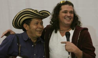 Imagen de archivo del cantante colombiano Carlos Vives (d) junto a su acordeonista Egidio Cuadrado. EFE/Leonardo Muñoz