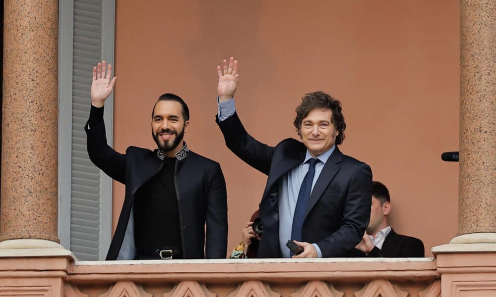 El presidente argentino, Javier Milei (d) acompañado del presidente de El Salvador Nayib Bukele, saludan a seguidores en La Casa Rosada el 30 de septiembre de 2024, en Buenos Aires (Argentina). EFE/ Juan Ignacio Roncoroni