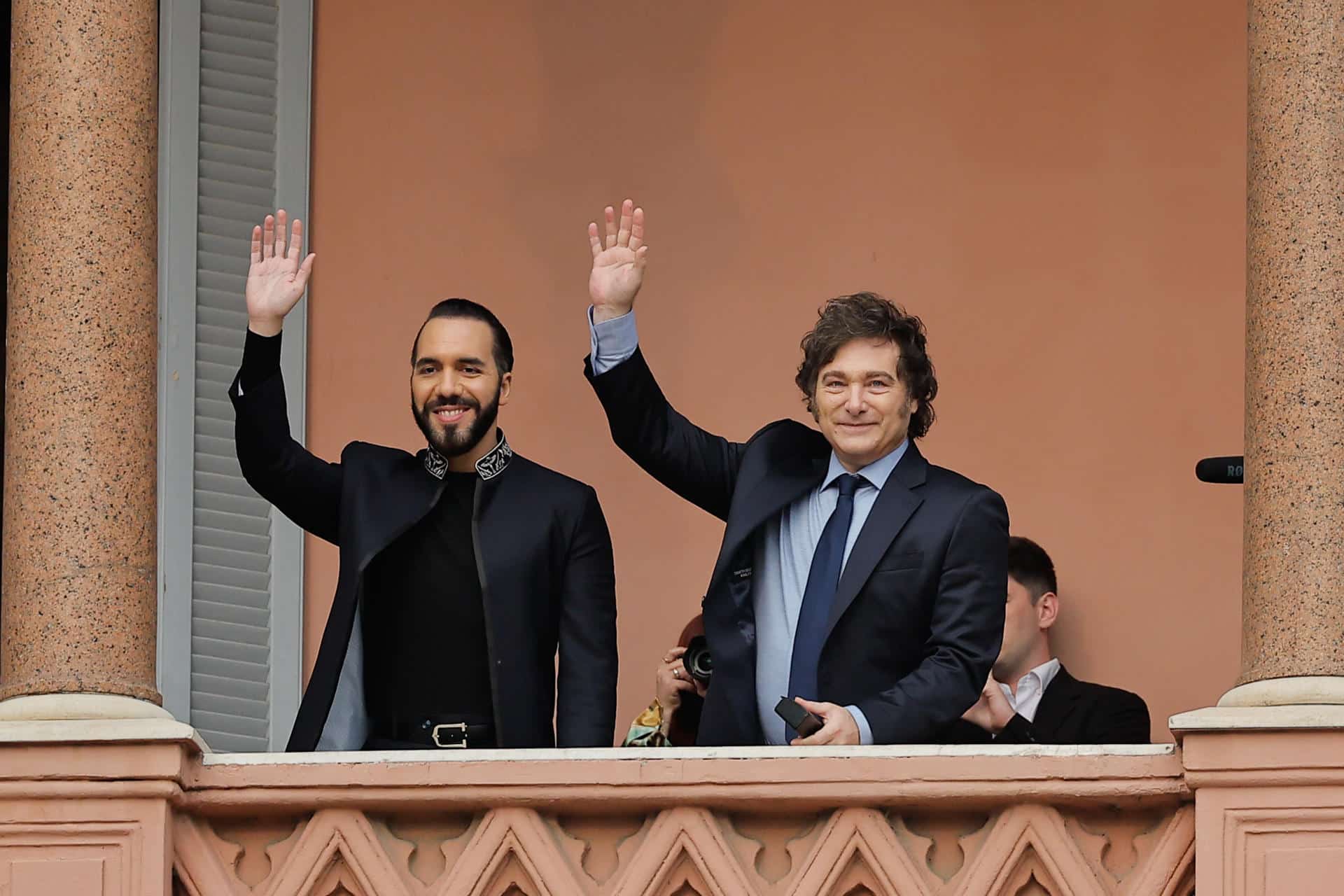 El presidente argentino, Javier Milei (d) acompañado del presidente de El Salvador Nayib Bukele, saludan a seguidores en La Casa Rosada el 30 de septiembre de 2024, en Buenos Aires (Argentina). EFE/ Juan Ignacio Roncoroni