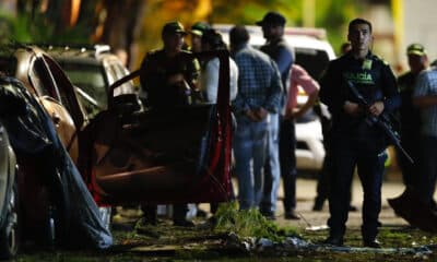 Militares y policías inspeccionan la zona de una explosión este miércoles, en Jamundí (Colombia). EFE/ Ernesto Guzmán