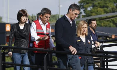 El presidente del Gobierno, Pedro Sánchez (c), acompañado por la ministra de Ciencia, Innovación y Universidades, Diana Morant (i), el president de la Generalitat, Carlos Mazón (2i), y la delegada del Gobierno, Pilar Bernabé (d), visita este jueves el Centro de Coordinación Operativo Integrado (CECOPI) de la Comunitat Valenciana, desde el que se coordinan las labores de emergencia en las zonas afectadas por la dana. EFE/ Kai Försterling