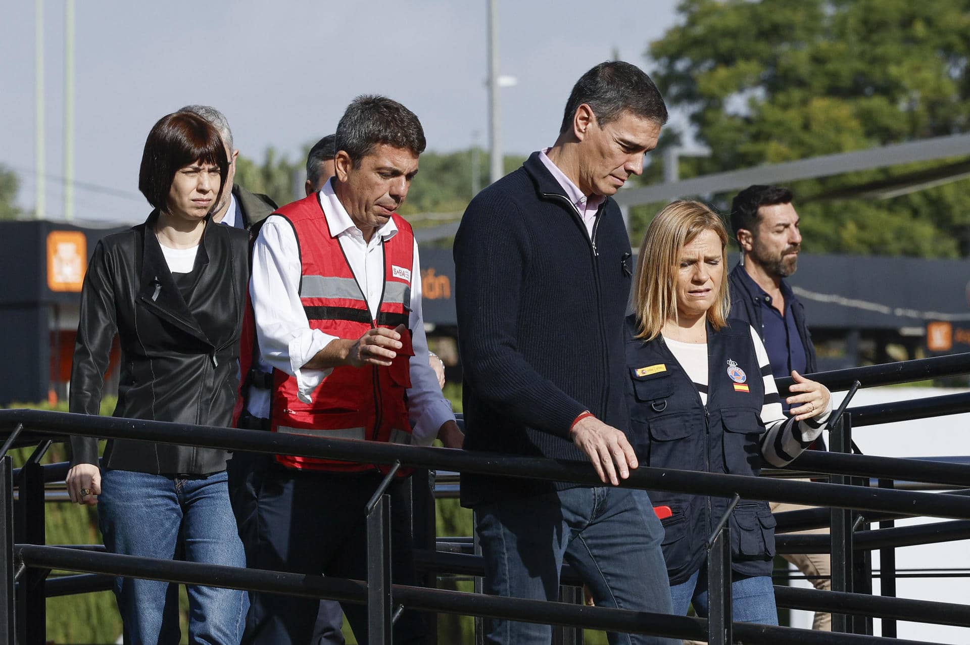 El presidente del Gobierno, Pedro Sánchez (c), acompañado por la ministra de Ciencia, Innovación y Universidades, Diana Morant (i), el president de la Generalitat, Carlos Mazón (2i), y la delegada del Gobierno, Pilar Bernabé (d), visita este jueves el Centro de Coordinación Operativo Integrado (CECOPI) de la Comunitat Valenciana, desde el que se coordinan las labores de emergencia en las zonas afectadas por la dana. EFE/ Kai Försterling