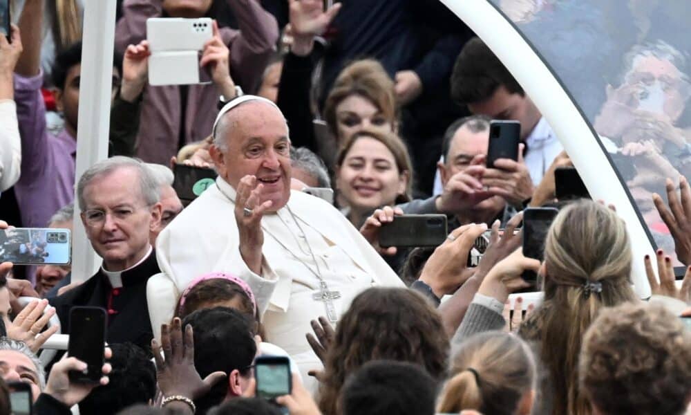 El papa Francisco saluda a su llegada para presidir la audiencia general semanal en la plaza de San Pedro del Vaticano, este miércoles. EFE/ Maurizio Brambatti