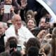 El papa Francisco saluda a su llegada para presidir la audiencia general semanal en la plaza de San Pedro del Vaticano, este miércoles. EFE/ Maurizio Brambatti