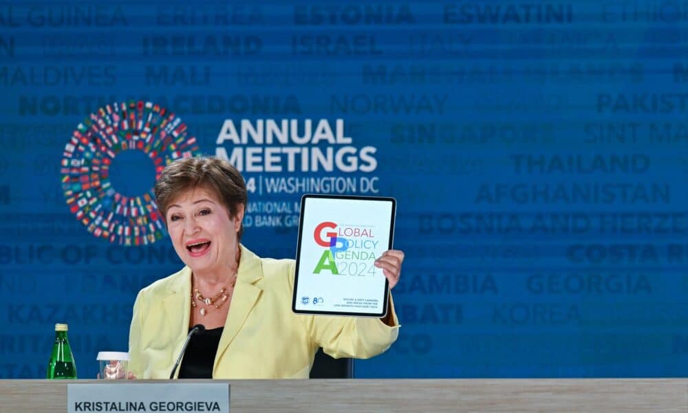 La directora gerente del Fondo Monetario Internacional (FMI), Kristalina Georgieva, alertó este jueves de que la economía mundial corre el riesgo de quedarse estancada en una senda de bajo crecimiento y alto endeudamiento si los países no llevan a cabo las reformas para impulsar la liberalización y movilizar recursos para obtener financiamiento.EFE/EPA/ANNABELLE GORDON