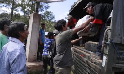 Imagen de archivo de indígenas Tolupanes de la tribu San Juan que reciben alimentos en el municipio de Orica, en el departamento de Francisco Morazán (Honduras). EFE/ Gustavo Amador