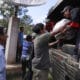 Imagen de archivo de indígenas Tolupanes de la tribu San Juan que reciben alimentos en el municipio de Orica, en el departamento de Francisco Morazán (Honduras). EFE/ Gustavo Amador