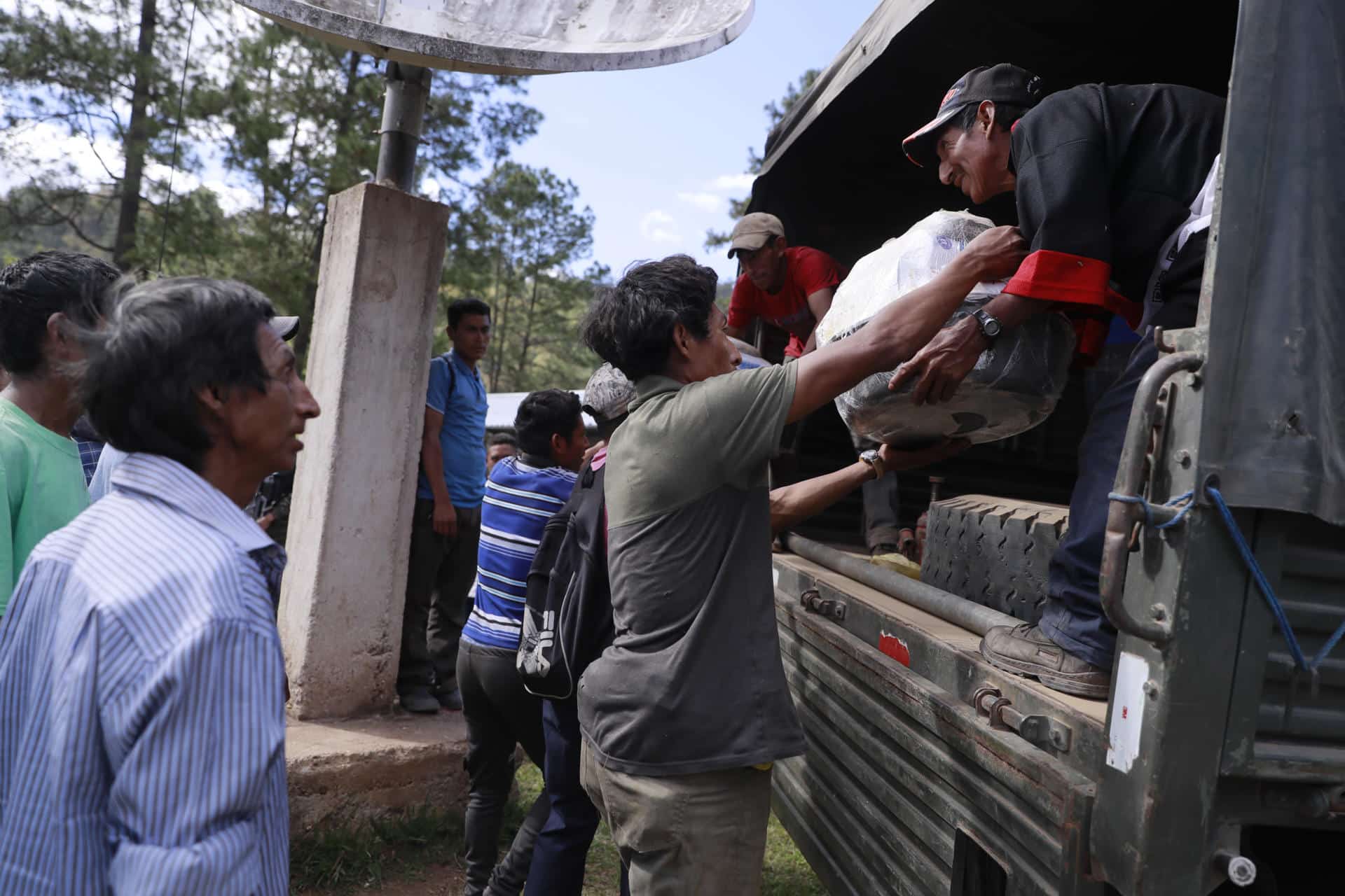 Imagen de archivo de indígenas Tolupanes de la tribu San Juan que reciben alimentos en el municipio de Orica, en el departamento de Francisco Morazán (Honduras). EFE/ Gustavo Amador