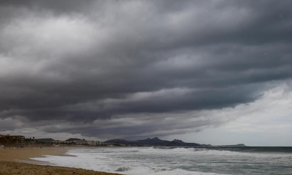 El último reporte del organismo de la Comisión Nacional del Agua (Conagua) del Gobierno mexicano detalló que su centro se localizó a 710 kilómetros al suroeste de isla Socorro, en el estado de Colima, y a 1.140 km de Cabo San Lucas, en Baja California Sur. Archivo. EFE/Jorge Reyes