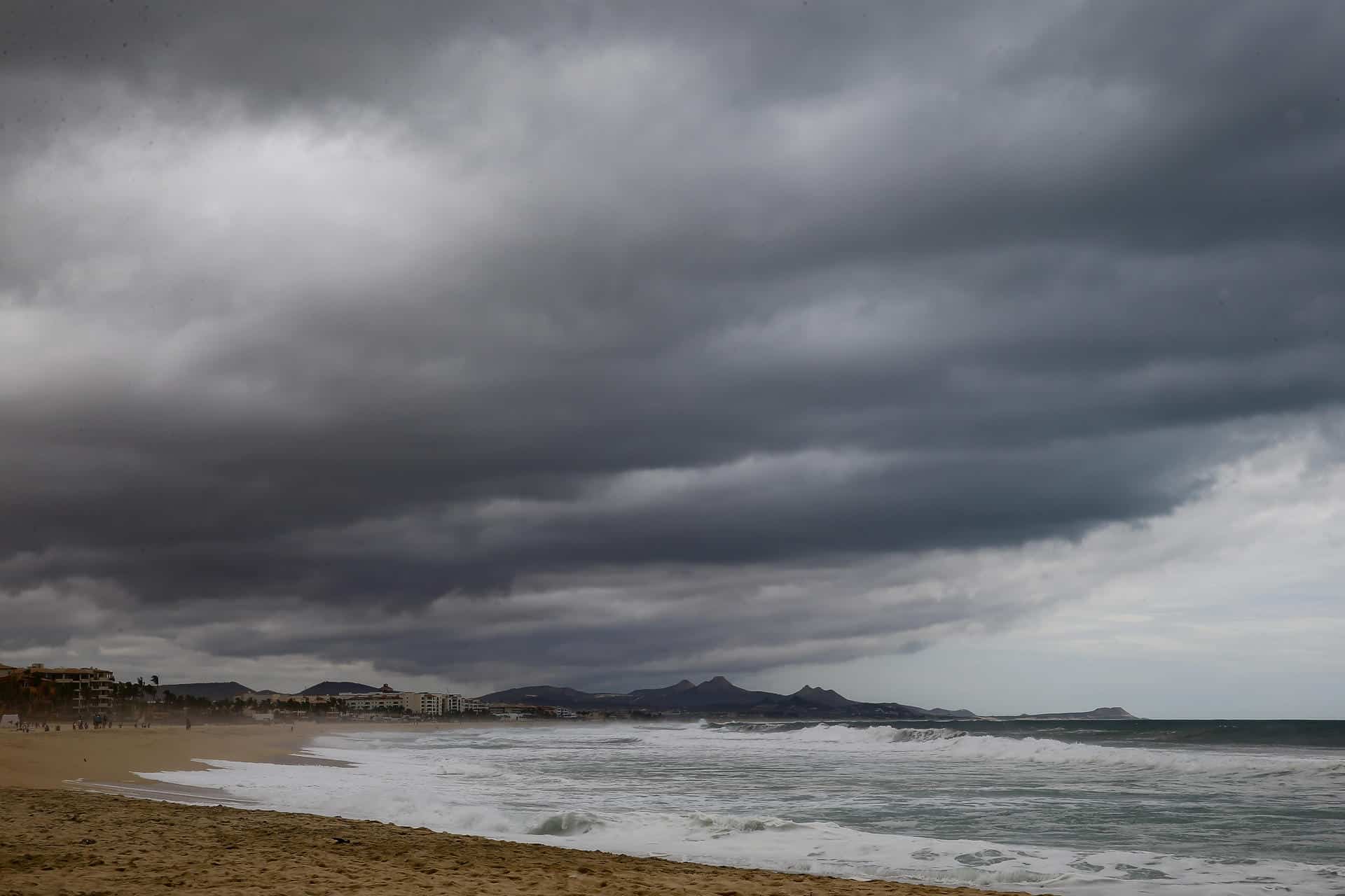 El último reporte del organismo de la Comisión Nacional del Agua (Conagua) del Gobierno mexicano detalló que su centro se localizó a 710 kilómetros al suroeste de isla Socorro, en el estado de Colima, y a 1.140 km de Cabo San Lucas, en Baja California Sur. Archivo. EFE/Jorge Reyes