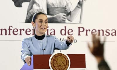 La presidenta de México, Claudia Sheinbaum, habla este jueves durante su conferencia de prensa matutina en Palacio Nacional de la Ciudad de México (México). EFE/José Méndez