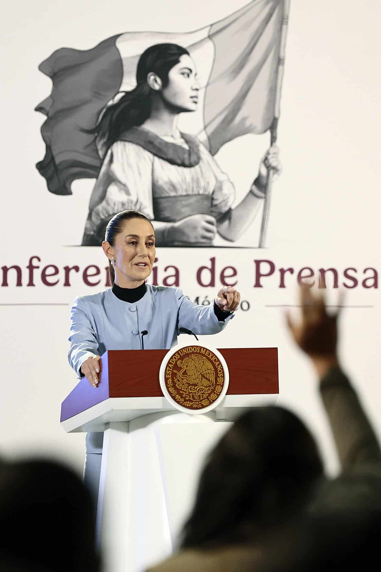 La presidenta de México, Claudia Sheinbaum, habla este jueves durante su conferencia de prensa matutina en Palacio Nacional de la Ciudad de México (México). EFE/José Méndez