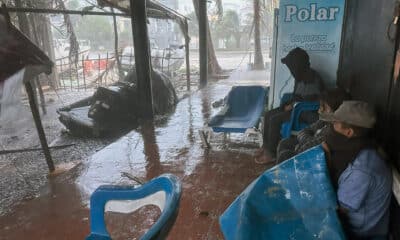 Imagen de archivo de unas personas que se protegen de las lluvias provocadas por un huracán en Cancún (México). EFE/ Alonso Cupul