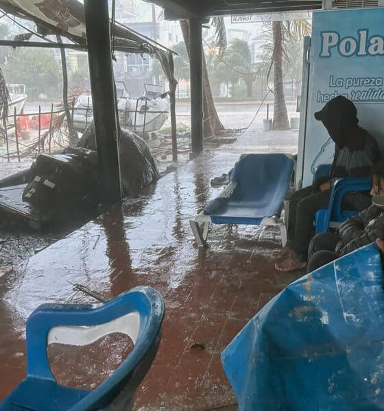 Imagen de archivo de unas personas que se protegen de las lluvias provocadas por un huracán en Cancún (México). EFE/ Alonso Cupul