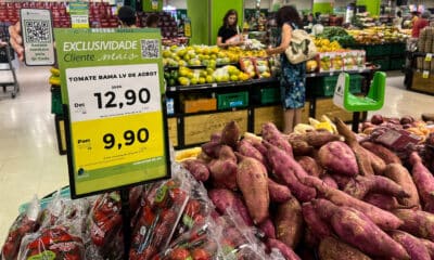 Fotografía de archivo de personas mientras realizan compras en un supermercado en São Paulo (Brasil). EFE/ Isaac Fontana