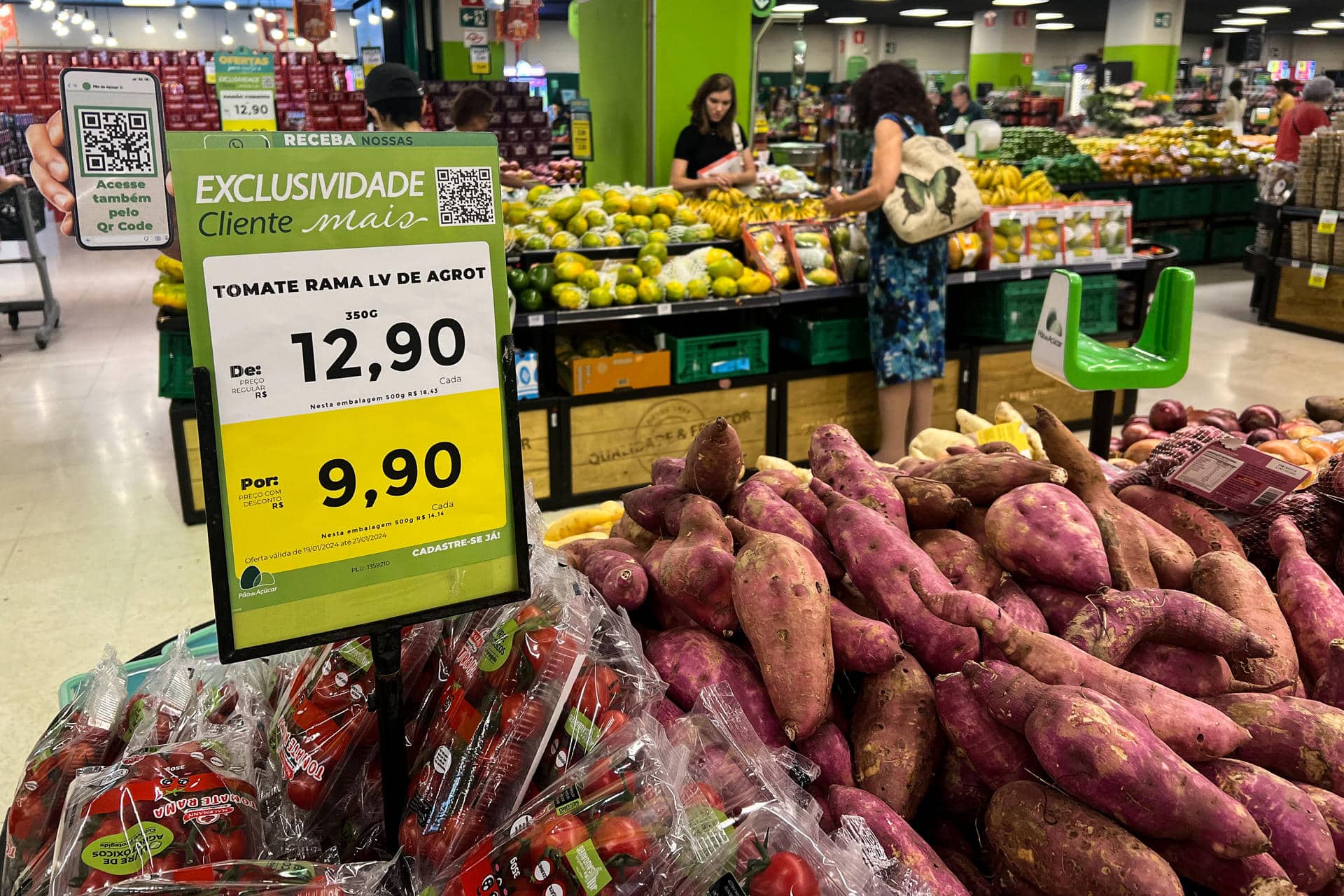 Fotografía de archivo de personas mientras realizan compras en un supermercado en São Paulo (Brasil). EFE/ Isaac Fontana