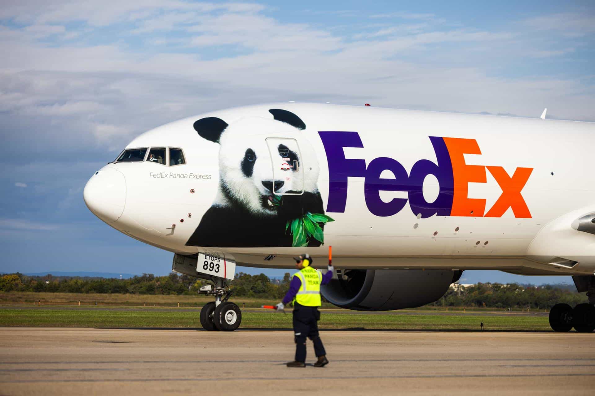 Un vuelo especial de FedEx llamado "Panda Express" que transporta dos pandas gigantes desde China llega al Aeropuerto Dulles en Virginia, EE.UU., este 15 de octubre de 2024.EFE/EPA/Jim Lo Scalzo